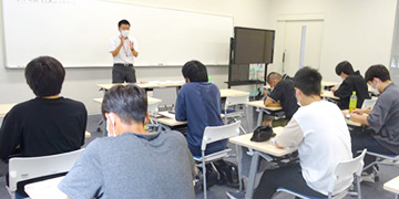 外部講師を招いた教採突破講座の風景