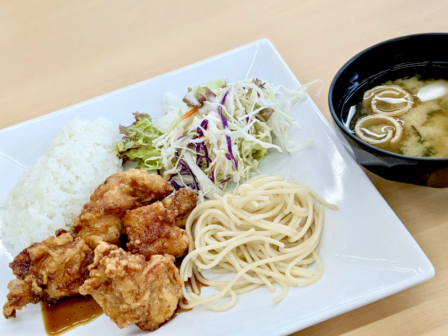 花岡キャンパスにある学食の唐揚げ定食の画像