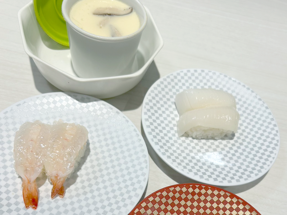 魚べいのお寿司と茶碗蒸しの画像