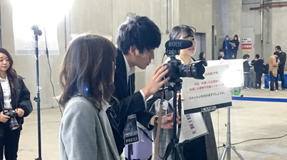 プレス担当として、プロがモデルからコメント撮り