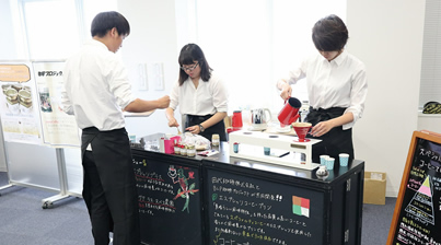 教わったドリップ技術で実際にコーヒーを提案