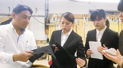 商品開発のために現場で打ち合わせ
